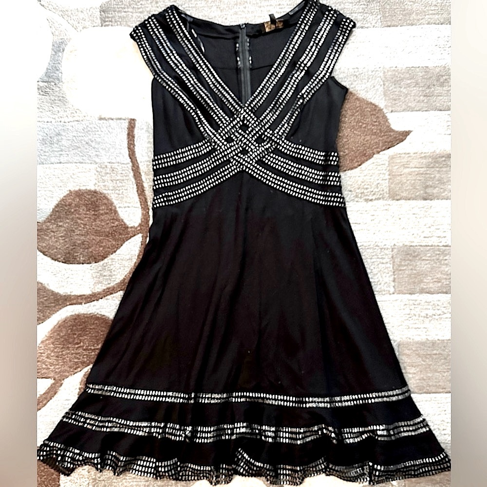 Tadashi Shoji Sleeveless Plunging V-neck A-line Dress w Silver Foil Detail